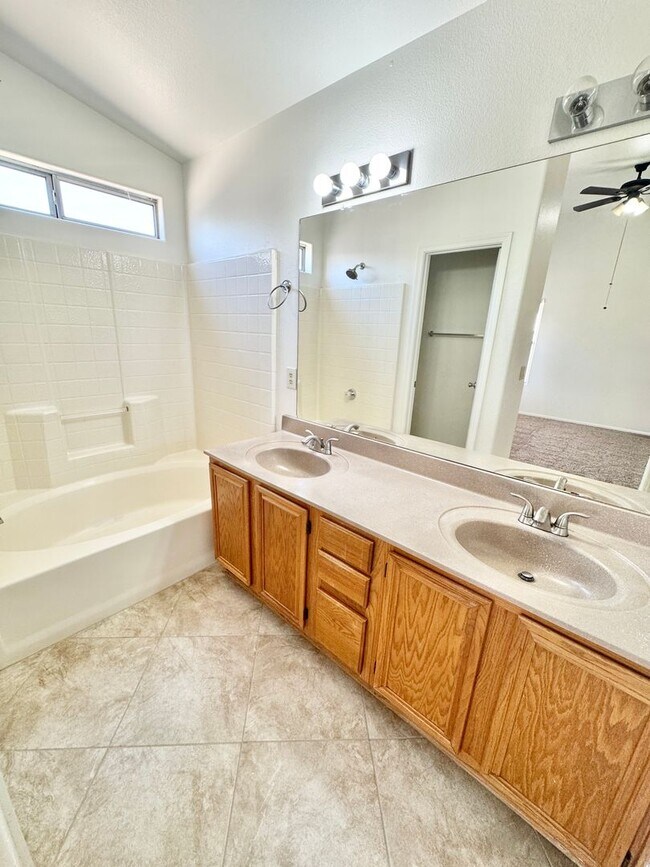 Building Photo - 3 Bedroom/2 Bath Single Level Home! NO HOA