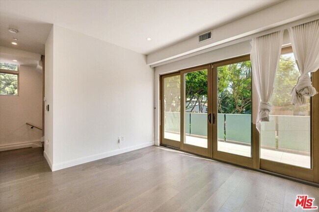 Building Photo - 1249 N Formosa Ave