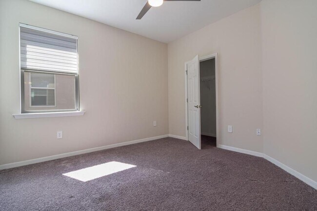 Building Photo - 3005 Royal Gardens Ave