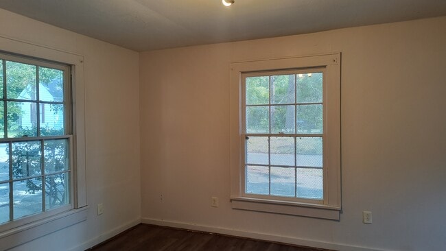 Building Photo - 1215 S Elm St