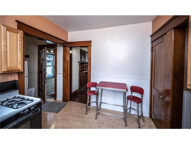 Building Photo - August 1st 2026- Large 5 Bedroom Single Fa...