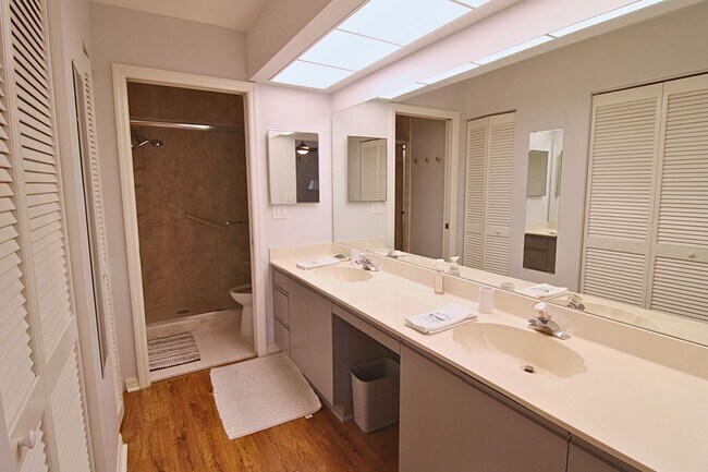 Building Photo - FURNISHED LONG TERM OR SEASONAL RENTAL WALKING DISTANCE TO MERCATO