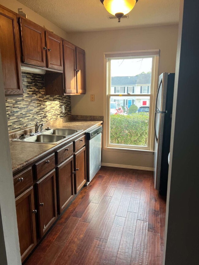 Building Photo - Charming 3 bedroom 2 bath townhome with lots of light and open downstairs. Galley kitchen, lots o...