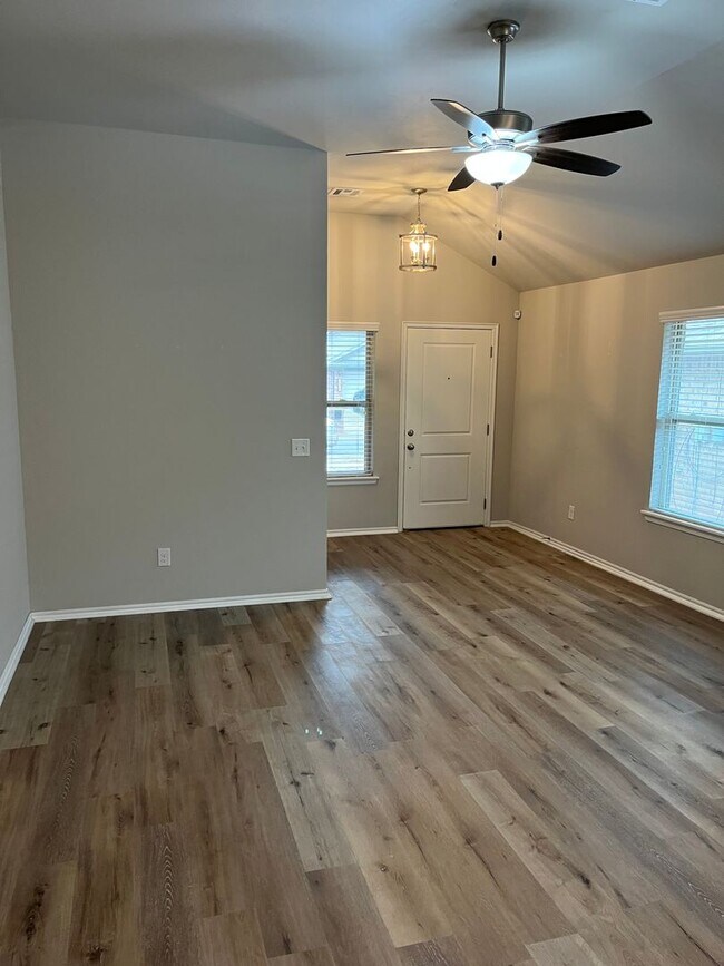 Building Photo - DON'T MISS OUT!