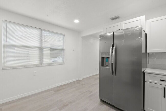 Building Photo - NEWLY RENOVATED Home For Rent in St Petersburg!