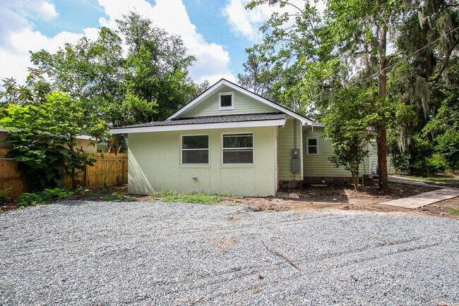 Building Photo - Spacious 4 Bedroom, 2.5 Bath Home in Savan...