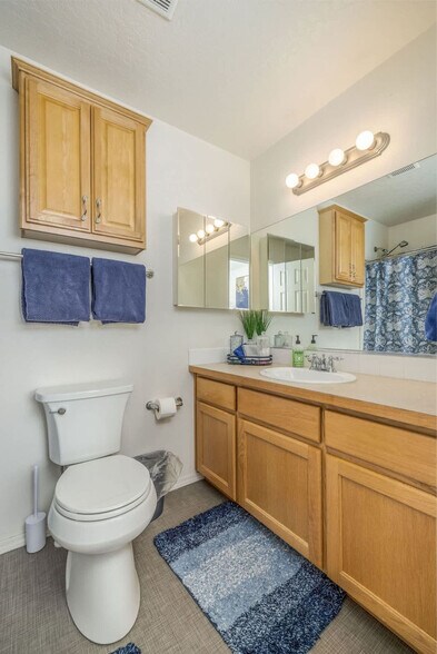 Building Photo - 574 Hydra Pl