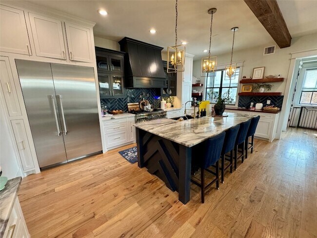 Building Photo - 805 Cordell St