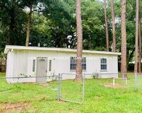 Building Photo - Cozy 2 Bed/1 Bath Home with Fenced Yard!
