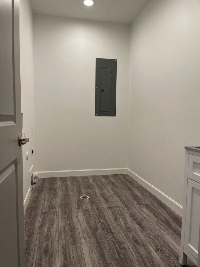 Building Photo - 1703 Ross Ave
