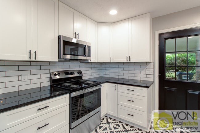 Building Photo - 2552 Hidden Hills Dr