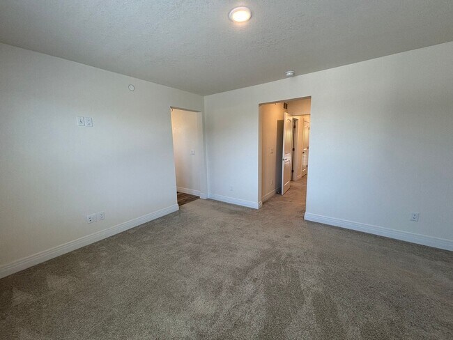 Building Photo - Elegant 3BR Townhome