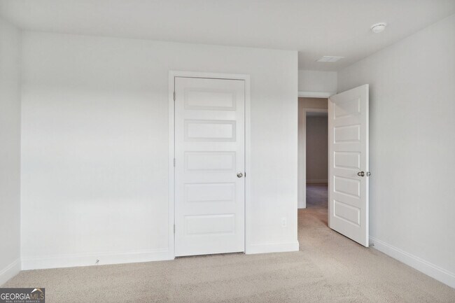 Building Photo - 323 Fox Tail Dr