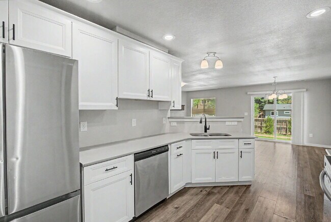 Building Photo - 3 bedroom - Date St