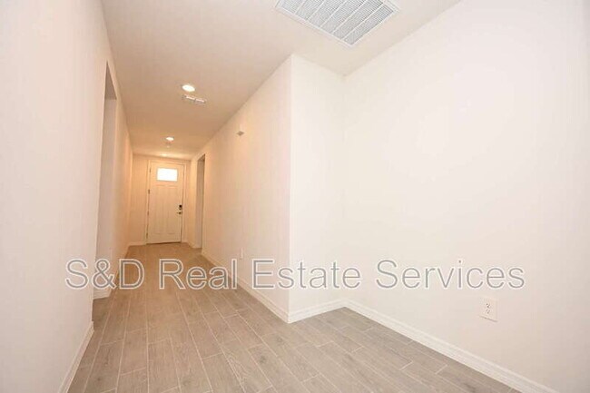 Building Photo - 2106 Rosewood Dr