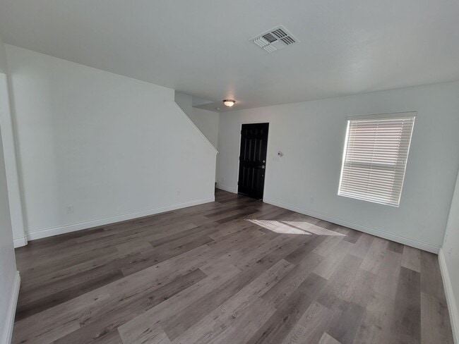 Building Photo - 4 Bedroom 2 Bathroom Home Close to Shopping and Restaurants!!