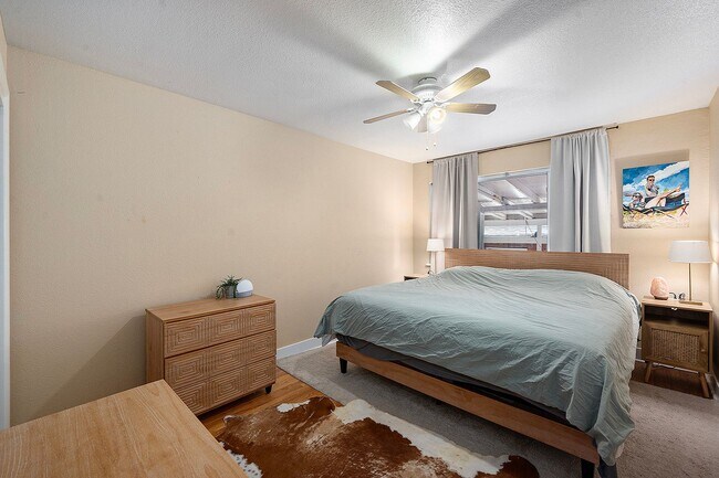 Building Photo - Spacious Top Unit of Quadplex in Park Hill