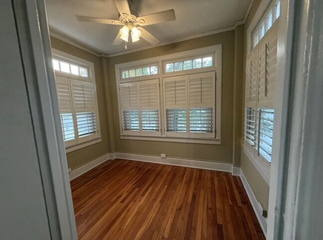 Building Photo - Gorgeous condo located in Summerville Clos...