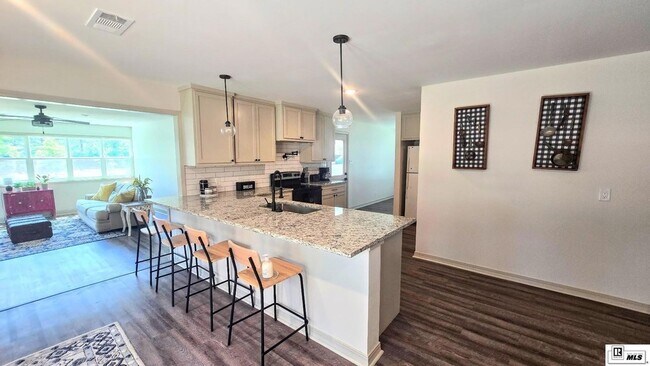 Building Photo - 923 Fortune Dr