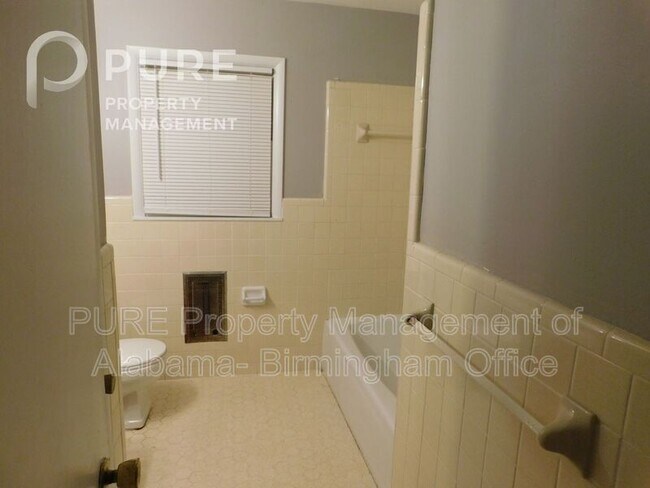 Building Photo - 117 NE 22nd Ave