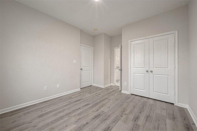 Building Photo - 2527 S Washington Ave