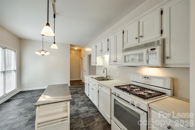 Building Photo - 1739 Old Clay Hill Rd