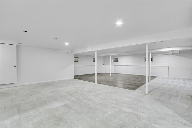 Building Photo - 1645 Estate Cir