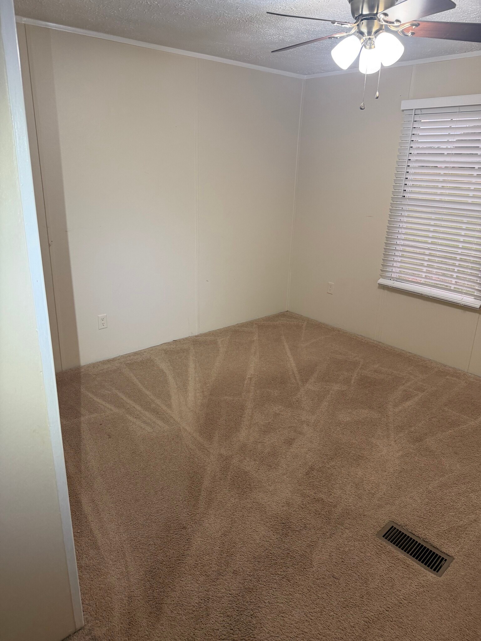 Building Photo - 104 Middle Trl