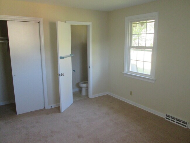 Building Photo - 3914 Longleaf Dr