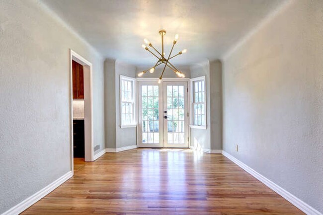 Building Photo - Beautiful 4 Bedroom 2 Bath Single Family H...