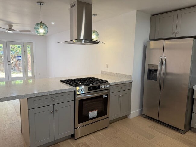 Building Photo - Fully Remodeled 3 Bedroom/ 2 Bathroom Duplex w/ Modern Finishes & Private Yard!