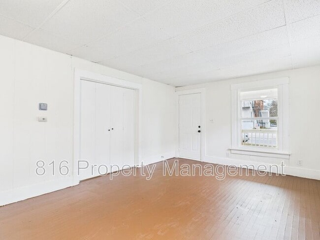 Building Photo - 413 Main St