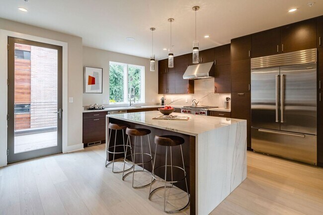 Building Photo - Old City Townhome with Parking