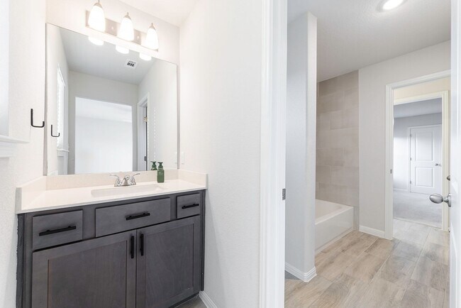 Building Photo - Amazing 5 Bedroom Home - Georgetown