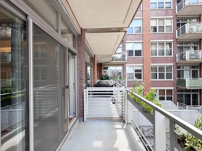 Building Photo - 933 W Van Buren St