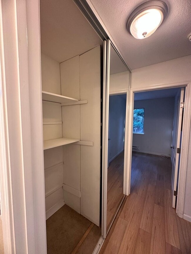 Building Photo - 2 bedrooms 2 bath condo Top floor for rent in Fremont