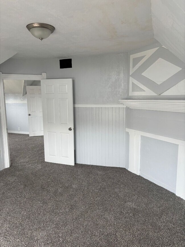 Building Photo - Charming 7-Bedroom Property in Prime Location