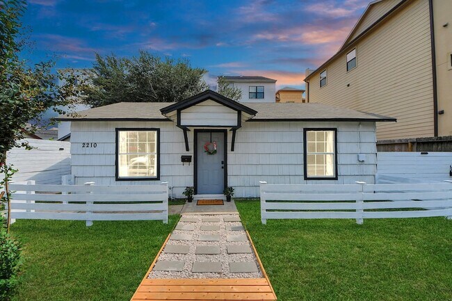 Building Photo - 2210 Detering St