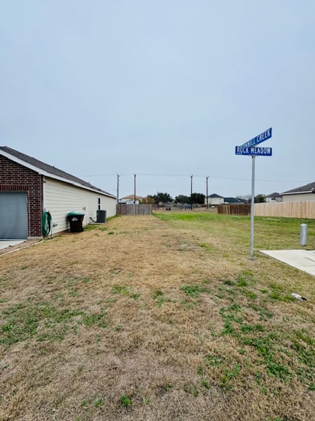 Building Photo - Spacious 4 Bedroom 3 Full Bath home in the...