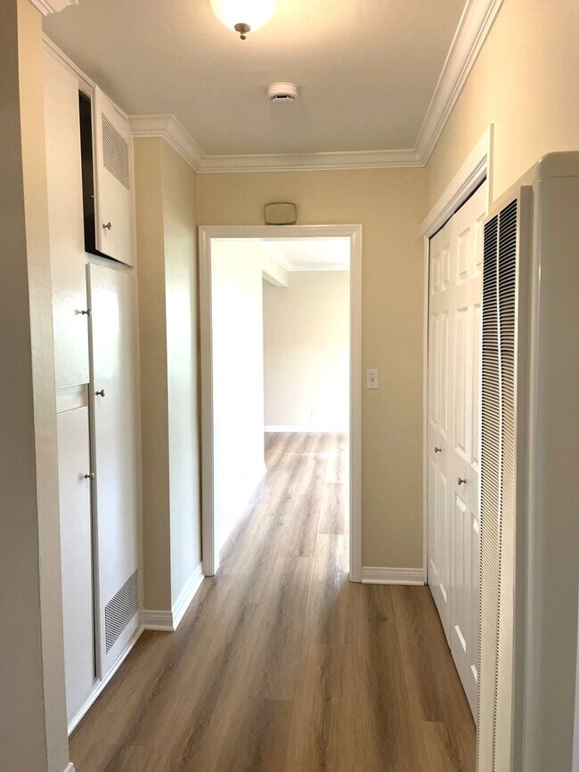 Building Photo - 437