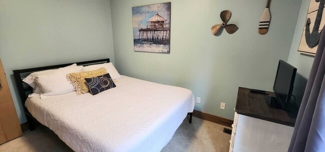 Building Photo - Fully Furnished Monthly Off-Season Gem!