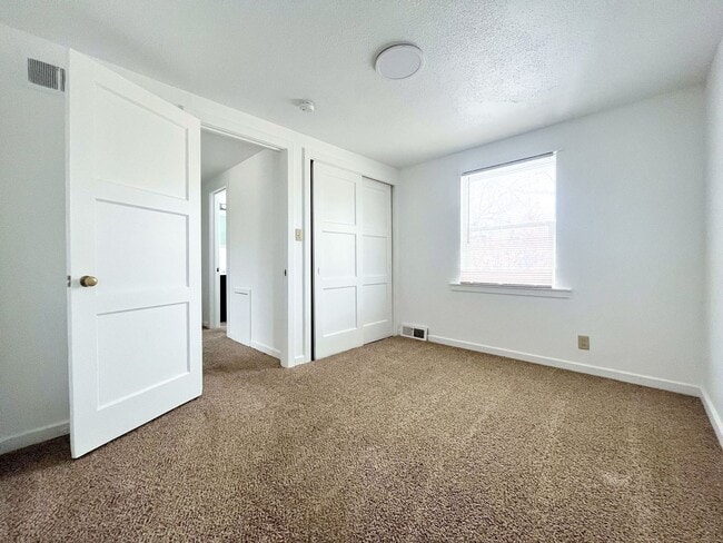 Building Photo - 2 bed, 1 bath condo