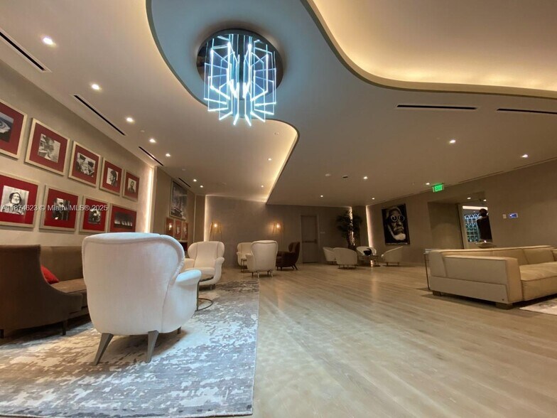 Building Photo - 1000 Brickell Plz