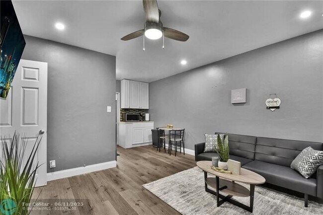 Primary Photo - 201 SE 23rd St