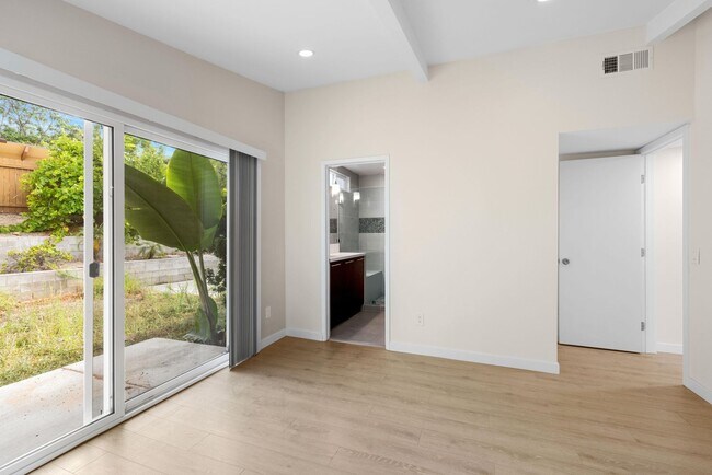 Building Photo - Beautiful 5BD/2BA on Baja!! Great backyard space with turf & fire pit!!