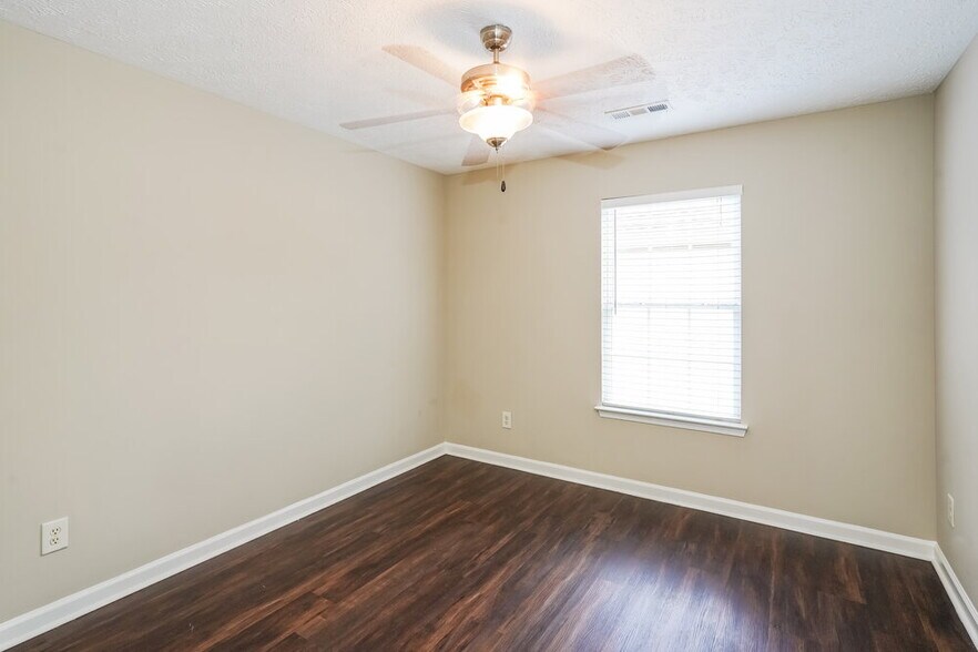 Building Photo - 3525 Mt View Ridge Dr