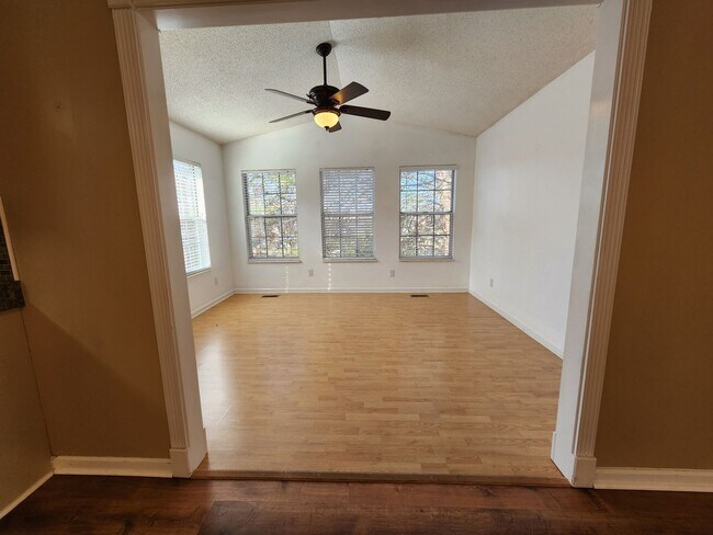 Building Photo - Maryville 37801- 3 bed 2.5 bath condo - call Tom Parry 865-607-3649