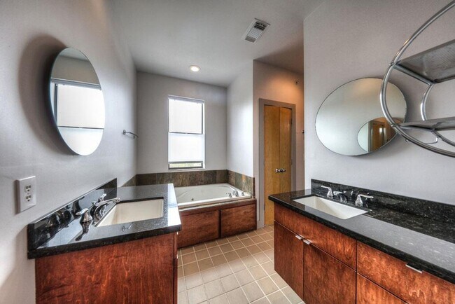 Building Photo - Well-Maintained Union Square Beauty With Skyline Views