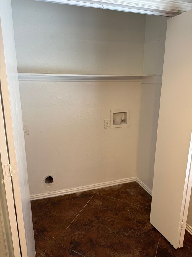 Building Photo - 523 Oakwood Ln
