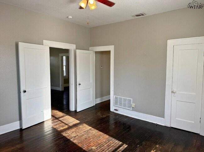 Building Photo - 1916 7th St